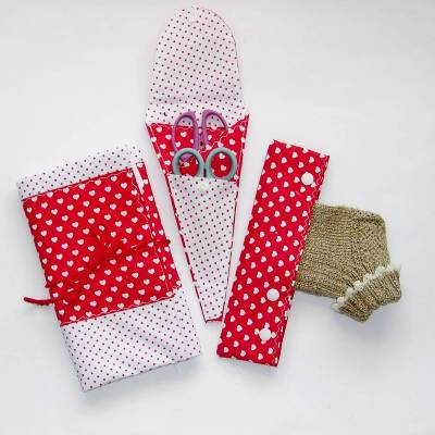 Rollmäppchen Stricknadeltasche mit Nadeletui & Scherentasche – Rote Herzen | Stricknadelaufbewahrung Organizer aus Baumwolle, Geschenk