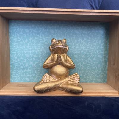 Toller 3-D Holzrahmen mit Yogafrosch, Masse ca 23 x 15 x 7 cm (B, H, T)