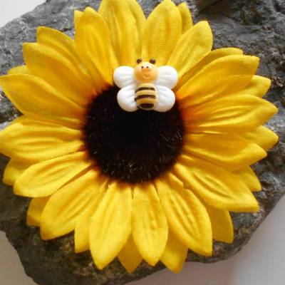 Sonnenblumen Brosche mit Biene – Sommerlicher Anstecker für Taschen & Jacken, Ø 9 cm