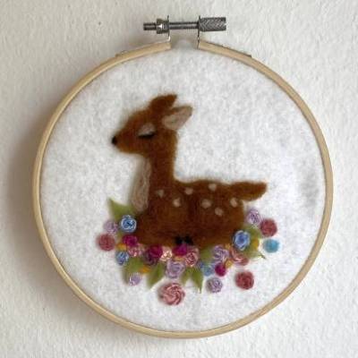 Stickrahmen, kleines gefilztes Reh, Wanddekor, Kinderzimmerdeko, befilzter Stickrahmen, Geschenk Taufe, Geburt, Babypart