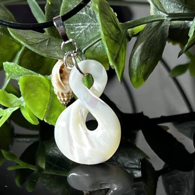 „Ocean Harmony“ – Schlaufenanhänger aus Perlmutt mit echter Muschel