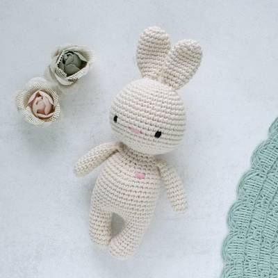 Kuscheltier gehäkeltes Häschen Mini Hase aus Baumwolle in Puder – Handarbeit, Geschenk für Kinder