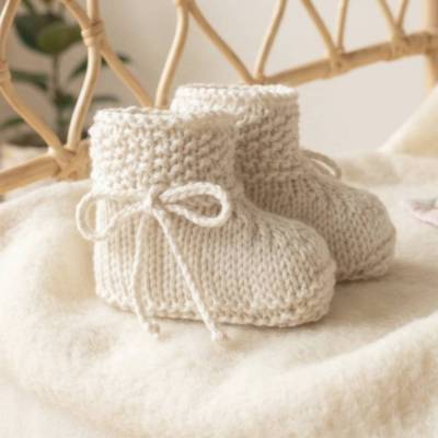 Gestrickte Babyschuhe ecru – Strickschuhe Baby - Geschenk zur Geburt & Taufe, 3-6 Monate, Babysocken, uni, neutral,