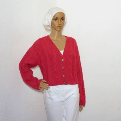 Handgestrickte Damenjacke Hellfuchsia – Landhausstil, Merinowolle, Zopfmuster.