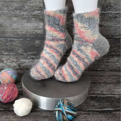 Morgenglanz Söckchen – Grau mit zartem Rot & Beige. Gr. 38\39