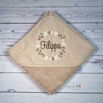 Kapuzenhandtuch mit Blumenkranz und Namen bestickt I Handtuch personalisiert I Geschenk zur Geburt I Babygeschenk Taufe