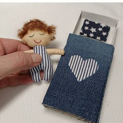 Mini Püppie in Schachtel, kleine Puppe, Setzkasten, Puppenstube, Dekoration, Sammlerobjekt