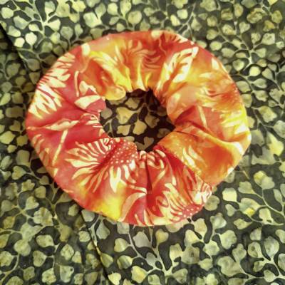 Handgemachter Scrunchie "Sonnenblume" aus Bali-Batikstoff – Weicher Haargummi für jeden Tag