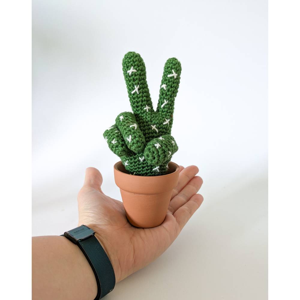 Kaktushand gehäkelt | Lustige Geschenkidee | Statement Deko | Geschenk für Kollegen | Büro-Geschenk Bild 10