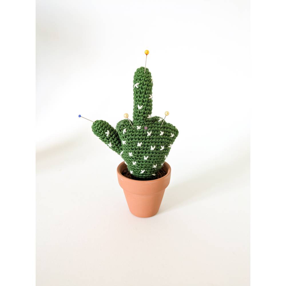 Kaktushand gehäkelt | Lustige Geschenkidee | Statement Deko | Geschenk für Kollegen | Büro-Geschenk Bild 8