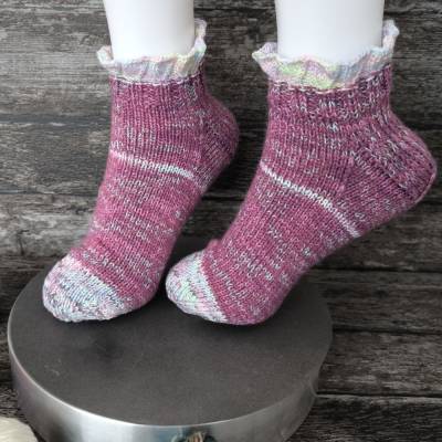 Blütenzauber Söckchen – Kurz, dunkelrosa mit Pastellrüsche & Lurex. Gr. 37\38