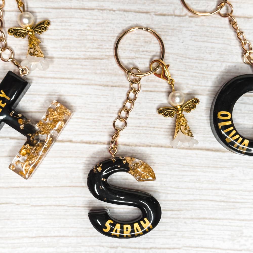 Personalisierter Buchstabe aus Resin mit Name – Schlüsselanhänger oder Taschenbaumler mit Schutzengel Bild 1