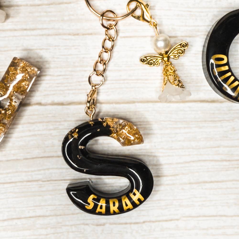 Personalisierter Buchstabe aus Resin mit Name – Schlüsselanhänger oder Taschenbaumler mit Schutzengel Bild 2