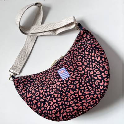 LEO Halbmondtasche Crossbag aus Babycord im Animalprint – 3 Größen & Wechselgurt von zimtblüte