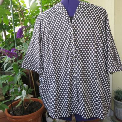 Einfache schwarze Sommerbluse mit weißen Punkten, Gr. 54