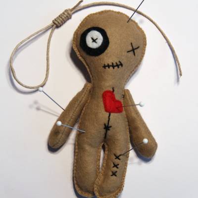 Voodoo Puppe aus Filz handgenäht und bestickt, ein ideales Nadelkissen, Deko für Halloween, Hexen
