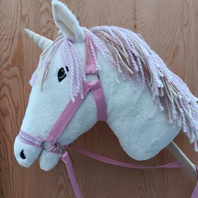 Weißes Hobby Horse Einhorn mit rosa Halfter
