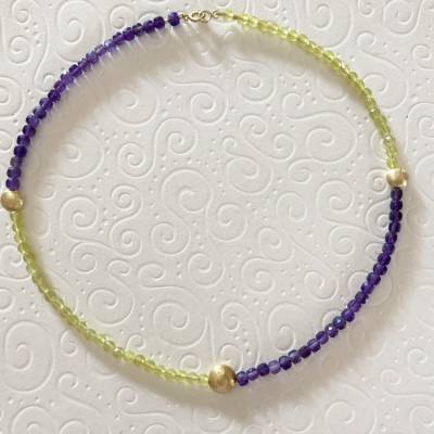 Kette Amethyst und Bowenit (Serpentin) Scheiben vergoldet – Lila-Grüne Edelsteinkette, Handarbeit, Geschenk für Frauen