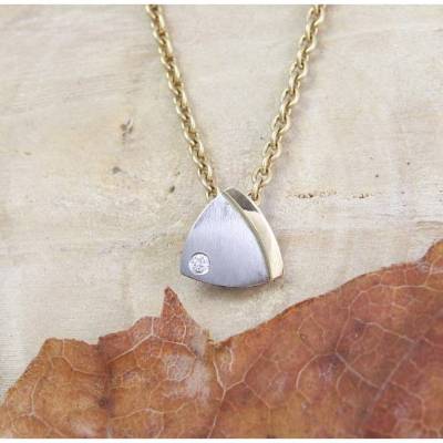 Anhänger "Wild(t)es Dreieck, Platin 950/- und Gold 750/- mit Brillant 0,01 ct w/si