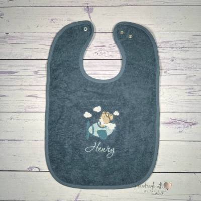 Personalisiertes Baby Lätzchen mit Teddy im Flugzeug I Geschenk zur Geburt, bestickt mit Namen