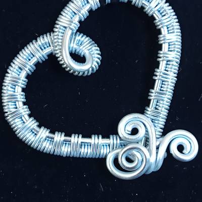 Kette Herz Anhänger gewebt aus Aluminium Draht 