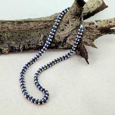 Schlichte Eleganz: Halskette "Blauer Chenille-Traum"