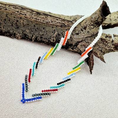 Farbenpracht in V-Form: Dein handgefertigtes Collier