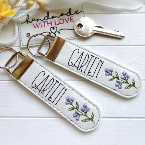 Schlüsselanhänger Garten Blume bestickt, weisses Kunstleder, veganer Schlüsselanhänger Geschenk Schrebergarten, Gartenha