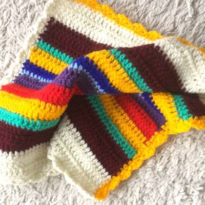 Babypuppendecke bunt gestreift und handgehäkelt von Hobbyhaus