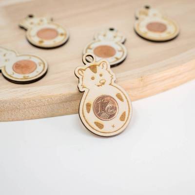 Holz Anhänger Glückstierchen Opossum mit Name | Glücksbringer Bastel Geschenkidee für Babyparty Geburt