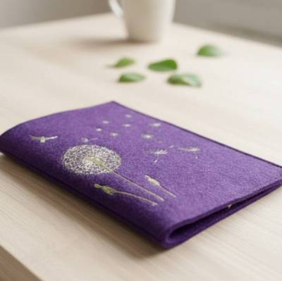Schutzhülle bestickt mit Pusteblumen  für Krebstherapie Unterlagen - Portpass, Allergiepass, Onkologieausweis