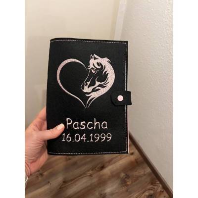 Personalisierte Equidenpass Hülle / Pferdepass Hülle hochwertig bestickt viele Pferdemotive und Farben 