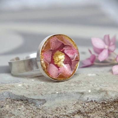 Holzring Unikat aus antikem Holzteller mit 925-Silberfassung | verstellbar, florales Motiv, 24-K Blattgold