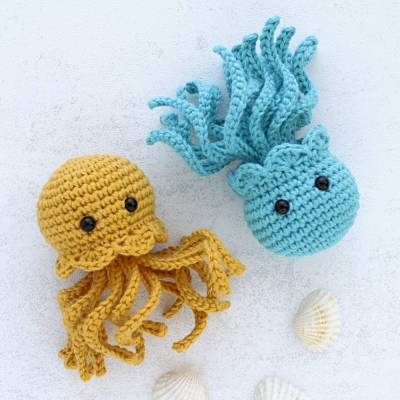 Mini Qualle gehäkelt – Amigurumi Kuscheltier, 10 cm, Safrangelb oder Türkis, Geschenkidee