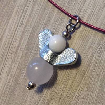 Flügelmutterengel Halsreif – Schutzengel Schmuck mit Rosenquarz- und Achatperle