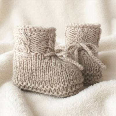 Handgestrickte Babyschuhe aus Alpaka-Wolle naturfarben, sand – Geschenk zur Geburt, 3-6 Monate - Strickschuhe Baby, Trachtenschuhe mit Zopfmuster