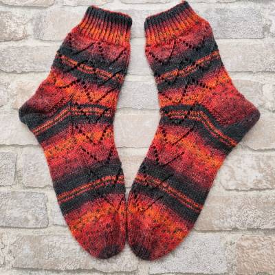 Handgestrickte Socken Größe 38/39 Rottöne treffen auf Lochmuster