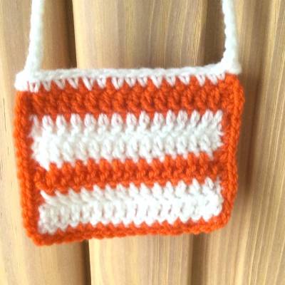 Puppentäschchen in Orange-Weiß  gestreift handgehäkelt von Hobbyhaus