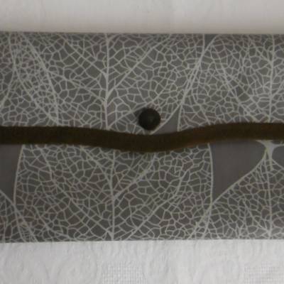 Bestecktaschen aus Wachstuch Braungrau mit hellem Muster