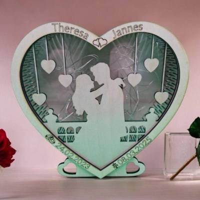 Hochzeitsherz beleuchtet, mit der Silhouette eines Brautpaar, personalisierbar mit Namen und Daten
