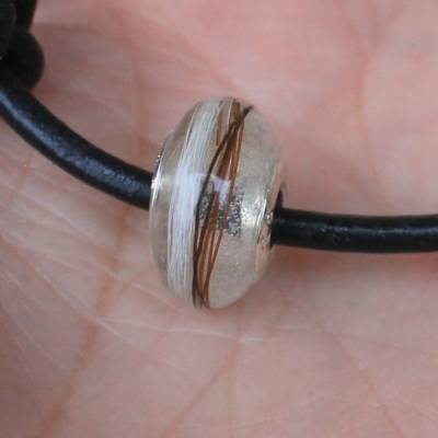 Großlochperle mit Tierhaar auf Lederarmband Hülse 925 Silber