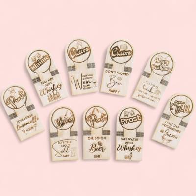 Gravierte Flaschenanhänger aus Holz – witzige Sprüche & nachhaltiges Geschenk