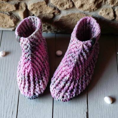 Hüttenschuhe gehäkelt Größe 38 – Handgemachte Damen Hausschuhe aus Acrylwolle mit Filzsohle