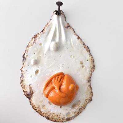Der Spiegeleifrosch, fried egg, Eifrosch, Wandobjekt, Spiegelei, modellierter Frosch, Kunstobjekt für die Küche