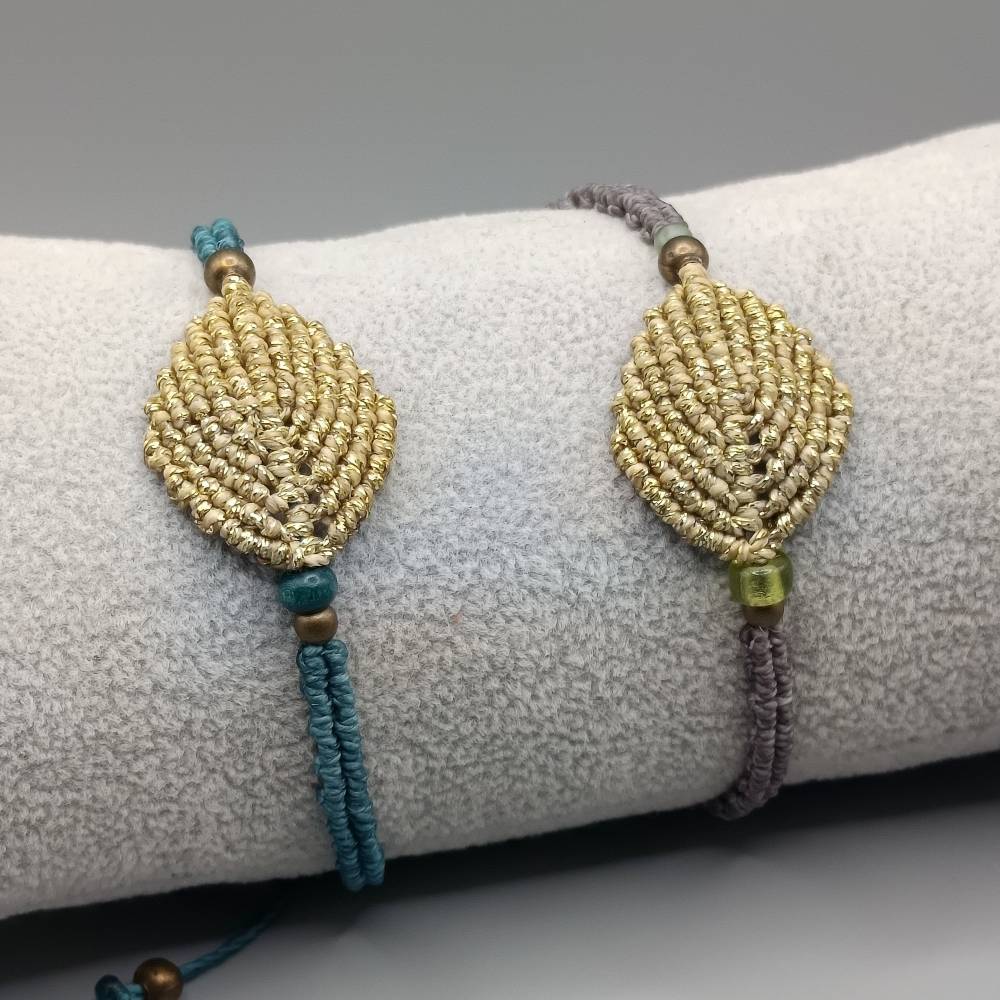 zierliches Makramee Armband mit goldfarbenem Blatt Bild 1