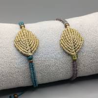 zierliches Makramee Armband mit goldfarbenem Blatt