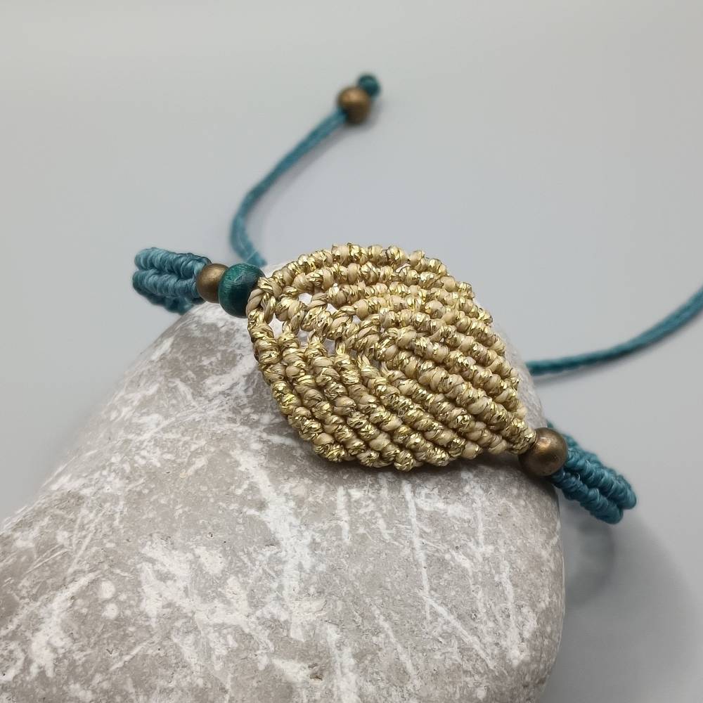 zierliches Makramee Armband mit goldfarbenem Blatt Bild 2