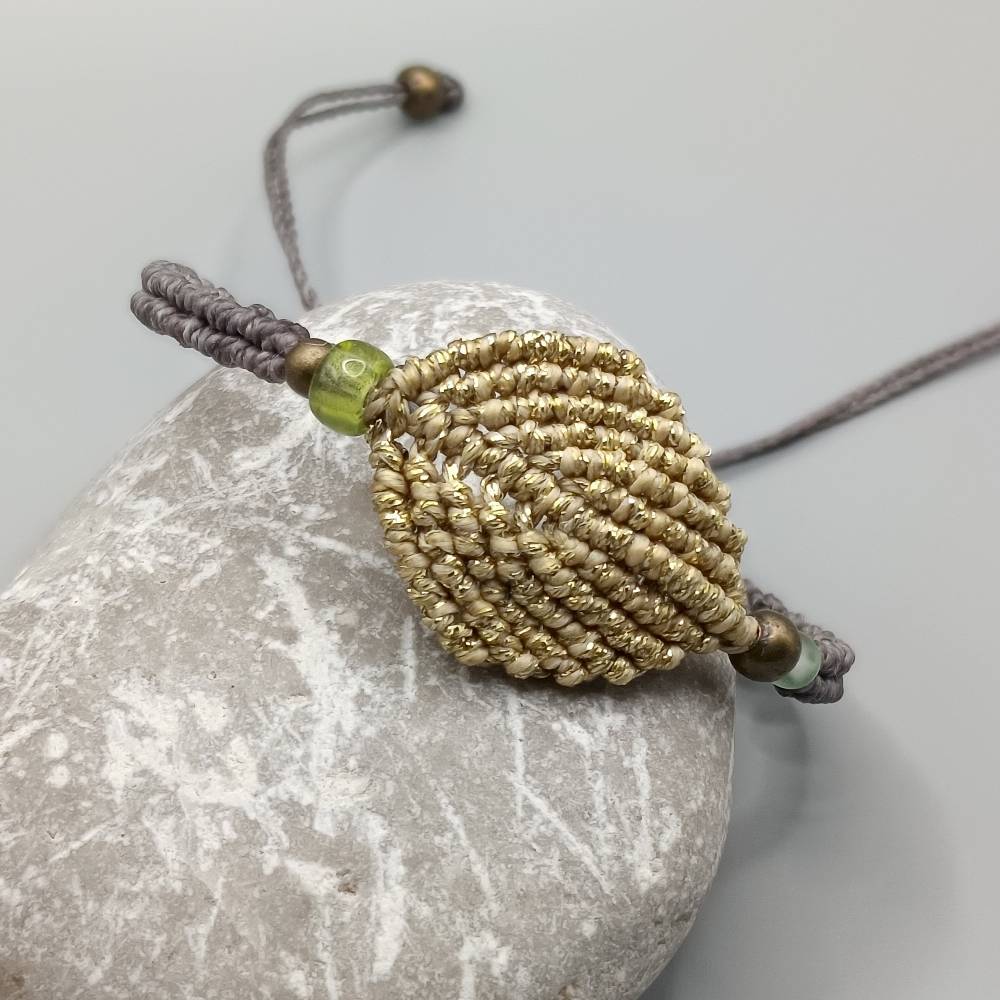 zierliches Makramee Armband mit goldfarbenem Blatt Bild 3
