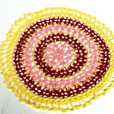 rundes farbenfrohes Deckchen filigrane Häkelei Wohndekoration Tischdeckchen Mitteltischdecke