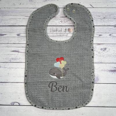 Bio Lätzchen mit Wal, Herzballons und Namen bestickt I Baby Latz personalisiert I Spucktuch mit Name I Babygeschenk